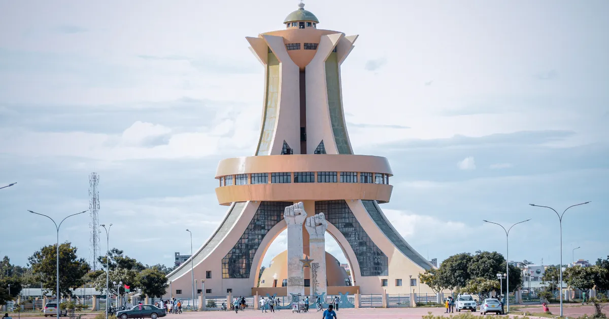 Fête nationale du Burkina Faso : le Monument aux héros nationaux de Ouagadougou sous un ciel nuageux