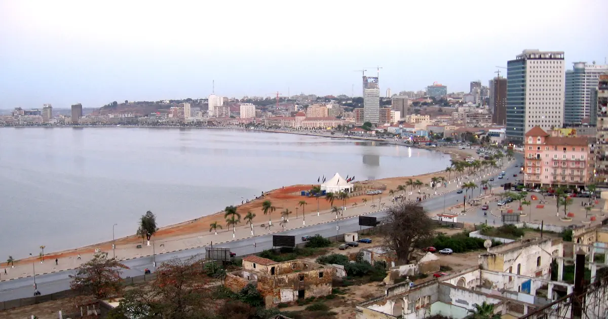 Rencontre en Angola : la Marginal et la baie de Luanda vues d'en haut, tours du centre au fond