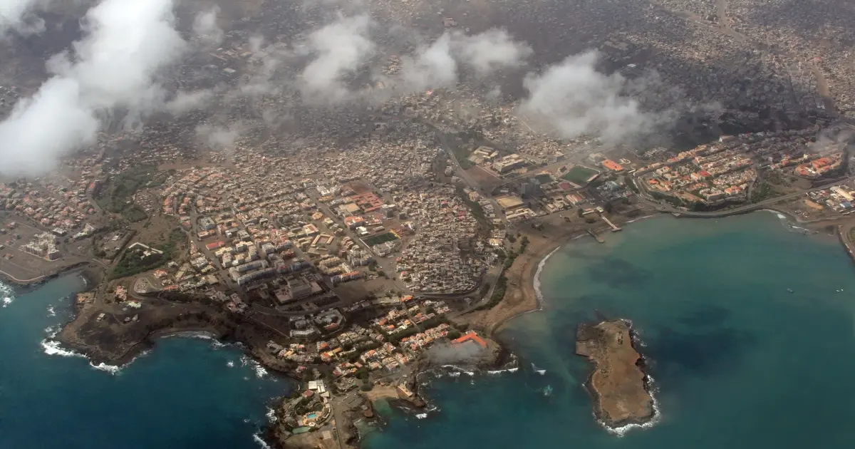Rencontre au Cap-Vert : vue aérienne de Praia, du Plateau et de la baie, sur l'île de Santiago