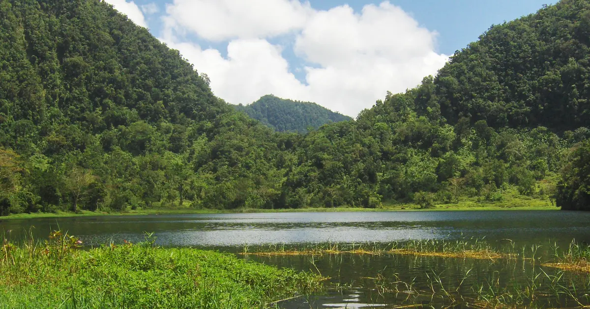 Rencontre aux Comores : le lac Dzialandzé entouré de collines boisées sur l'île d'Anjouan