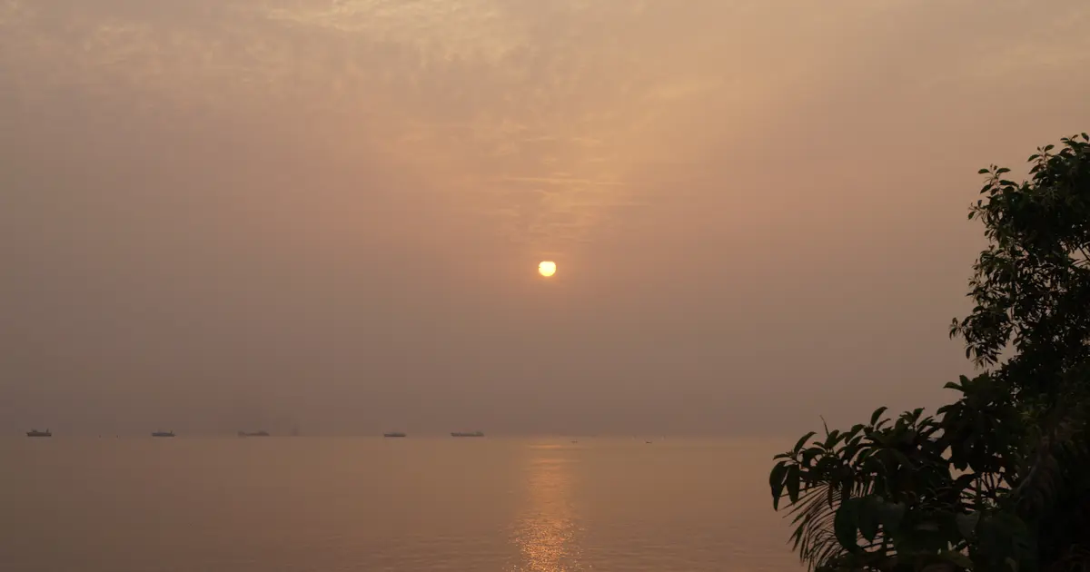 Rencontre à Conakry : soleil voilé sur la mer depuis l'île de Kassa, au large de la ville