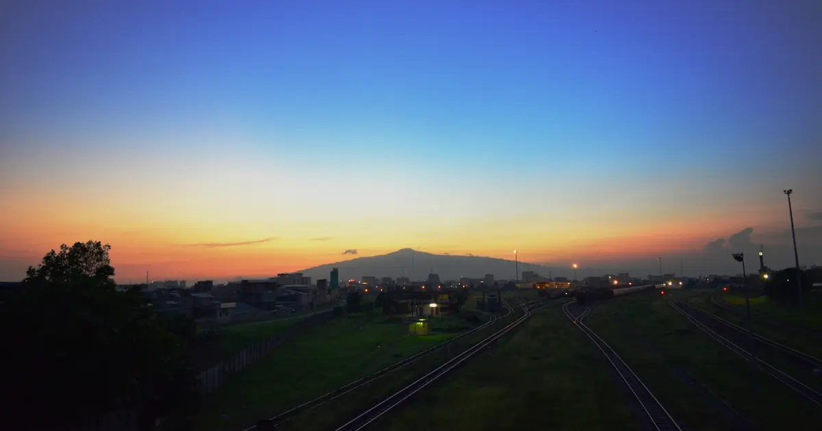 Rencontre à Douala : le mont Cameroun au crépuscule vu depuis la gare de Bessengué