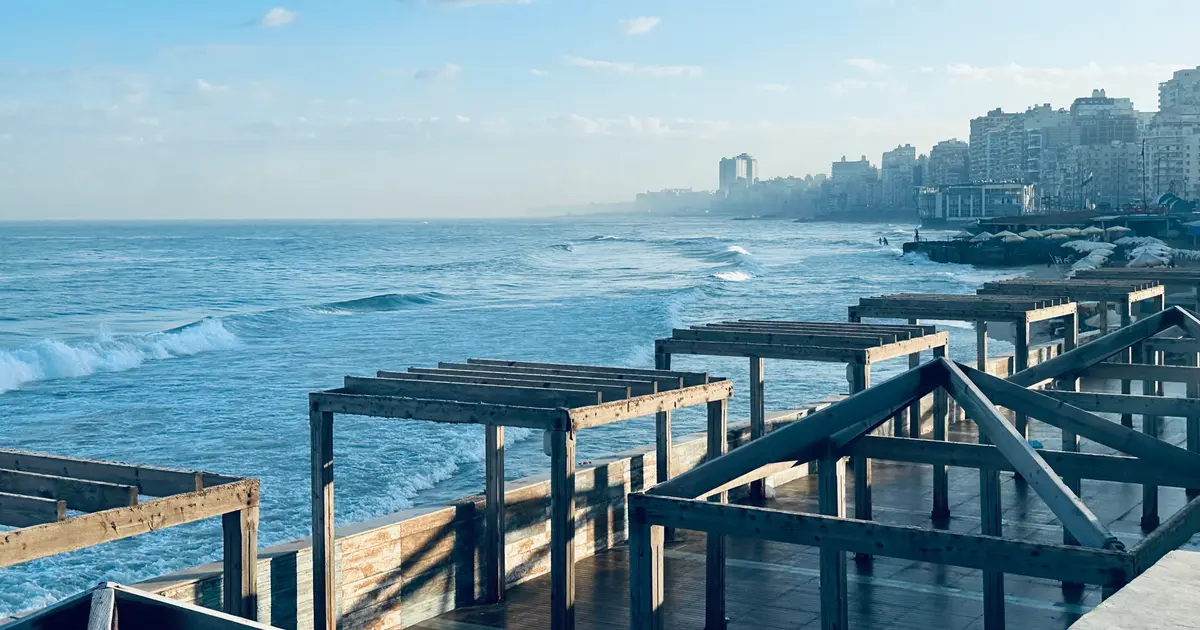 Rencontre en Égypte : la corniche d'Alexandrie au petit matin, face à la Méditerranée