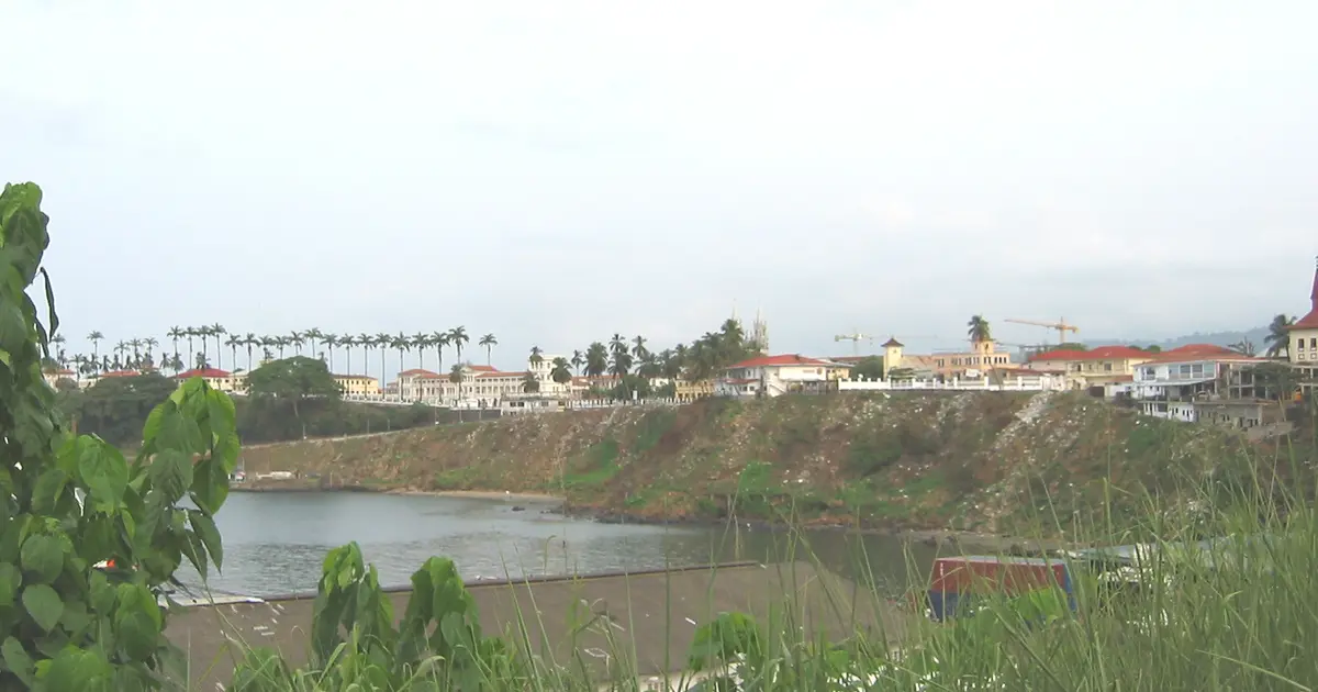 Rencontre en Guinée équatoriale : le front de mer de Malabo et ses palmiers