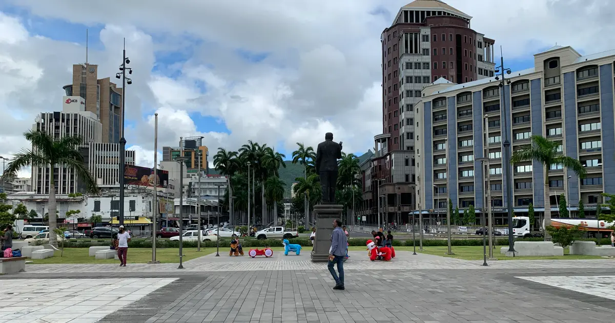 Daten op Mauritius: het plein van de Caudan Waterfront met palmbomen in het centrum van Port Louis