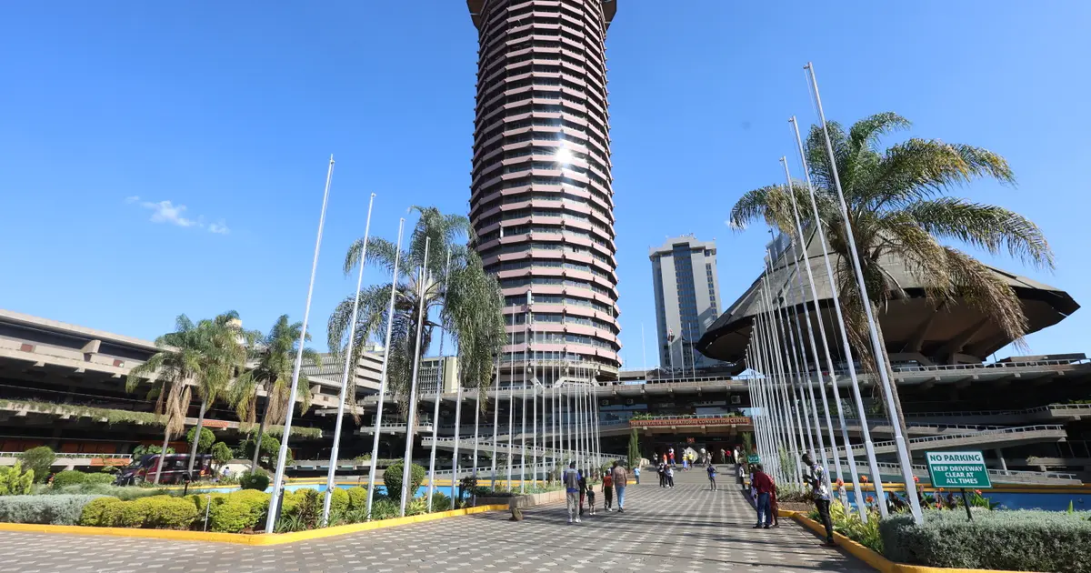 Rencontre au Kenya : la tour du KICC dans le centre de Nairobi, sous un ciel bleu