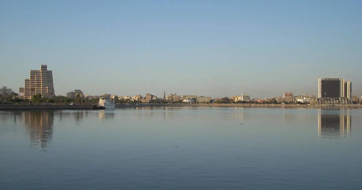 Rencontre en Libye : le front de mer de Benghazi et son lac, sous un ciel clair