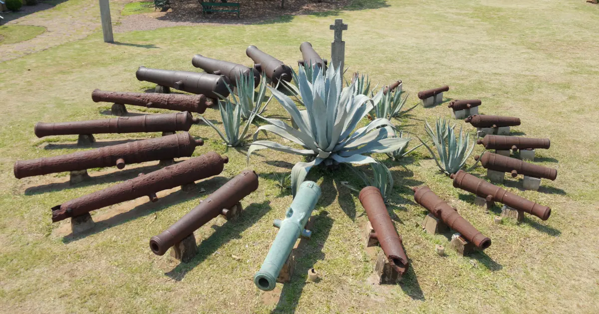 Rencontre à Maputo : canons anciens et agave dans la cour de la Fortaleza, au cœur de la Baixa
