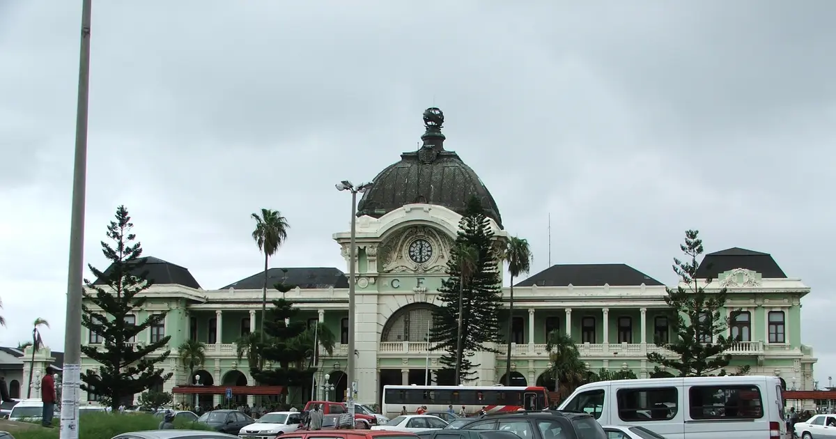 Rencontre au Mozambique : la gare centrale de Maputo et son dôme, entourée de palmiers