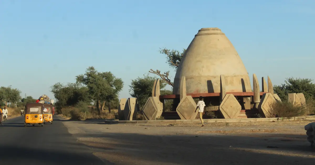 Rencontre au Niger : un monument en forme de grenier au bord d'une route de Maradi