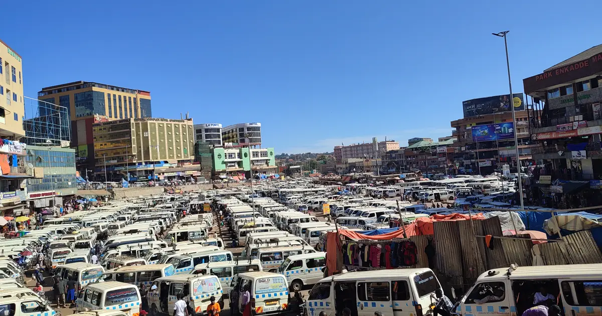 Rencontre en Ouganda : l'ancien parc à taxis et les immeubles du centre de Kampala sous un ciel bleu