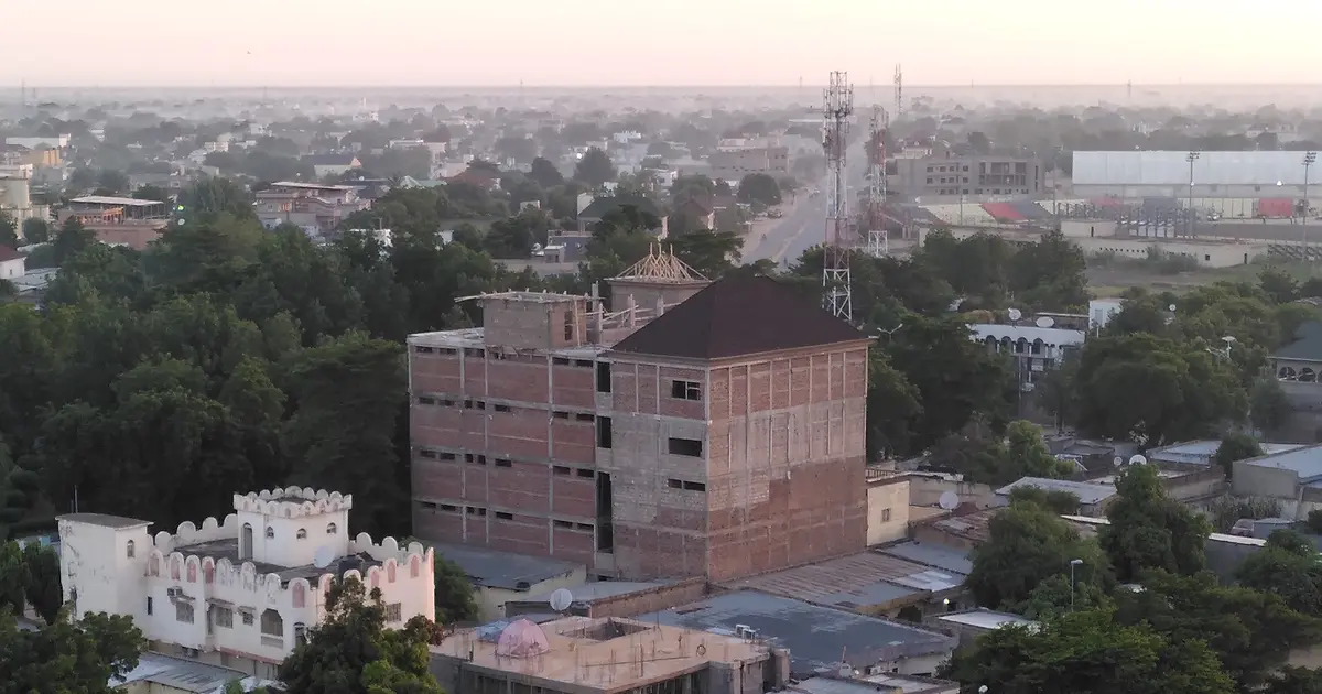 Rencontre au Tchad : vue aérienne de N'Djamena, immeubles en construction et arbres au matin