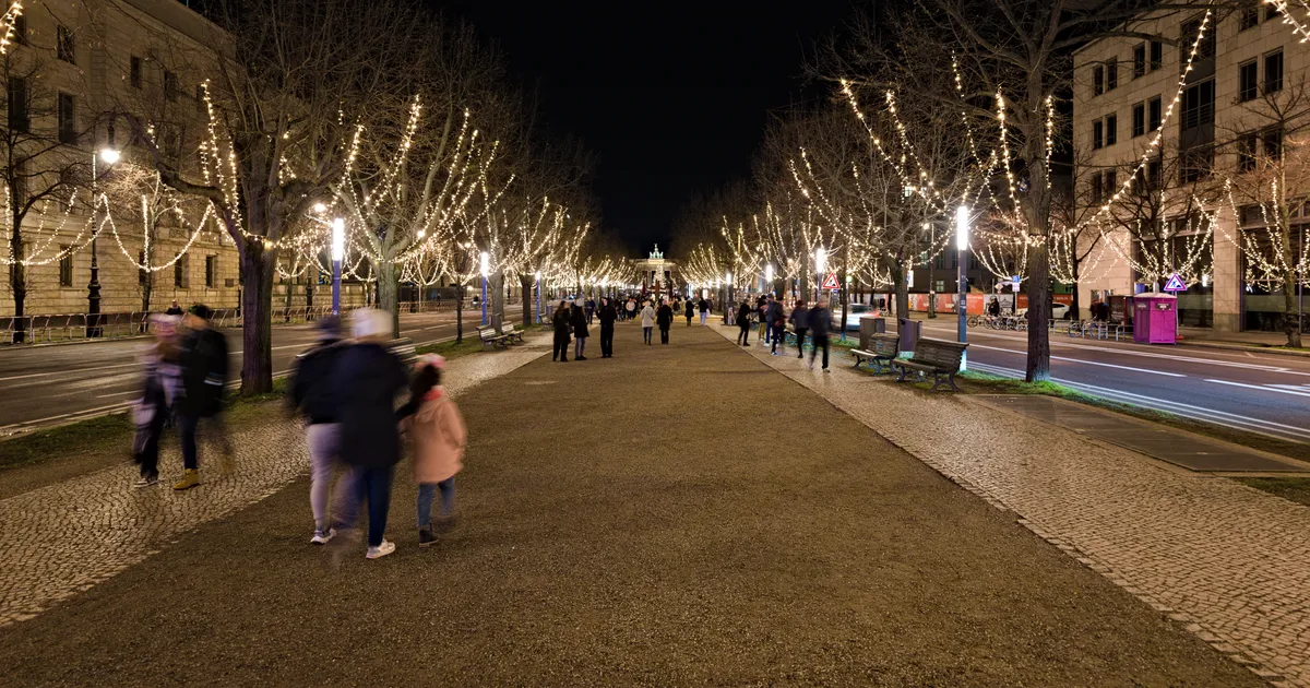 Alleen met kerst: de laan Unter den Linden in Berlijn 's nachts, bomen vol kerstverlichting