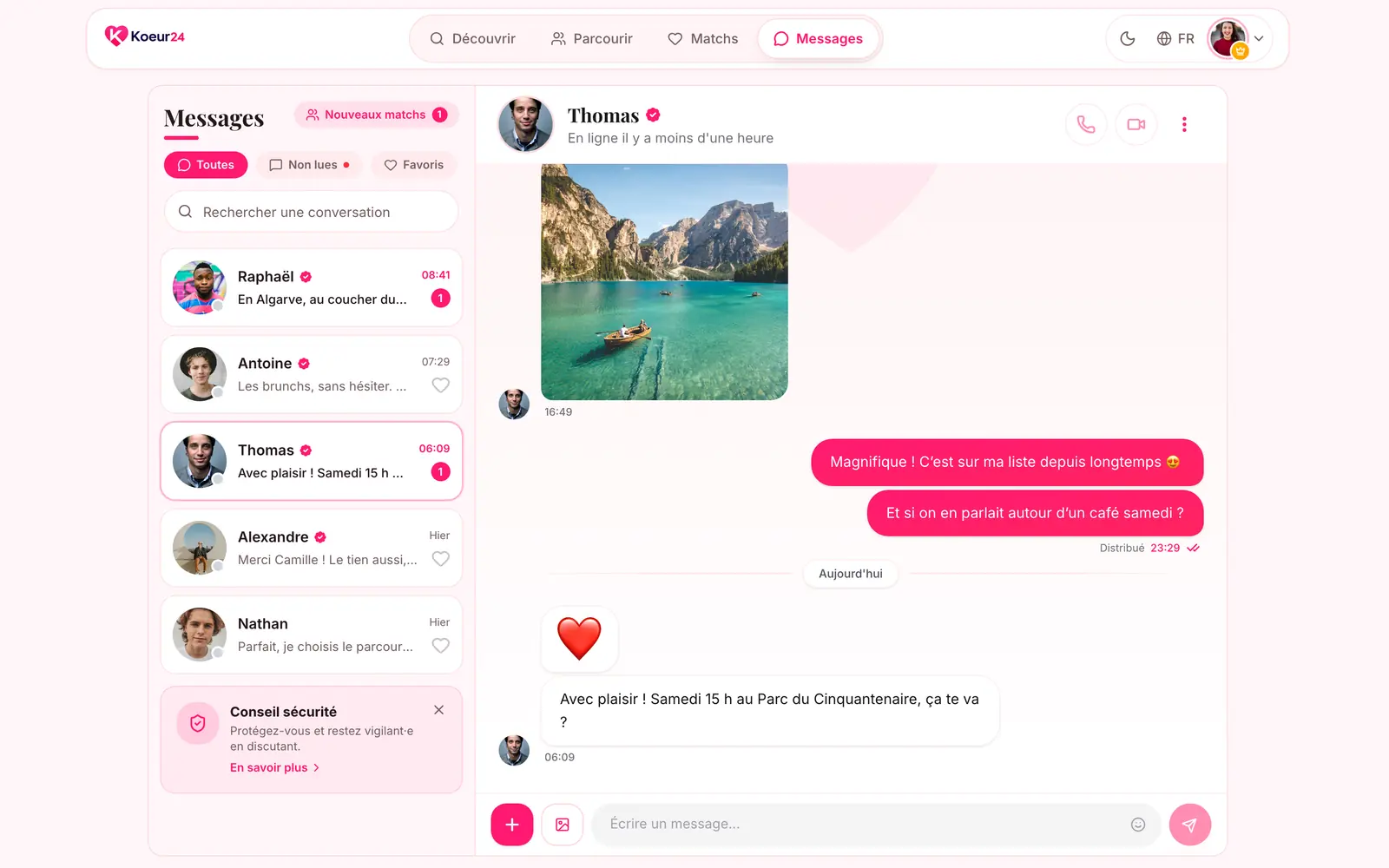 Conversation entre deux matchs sur Koeur24, avec messages, émoji et photo partagée.