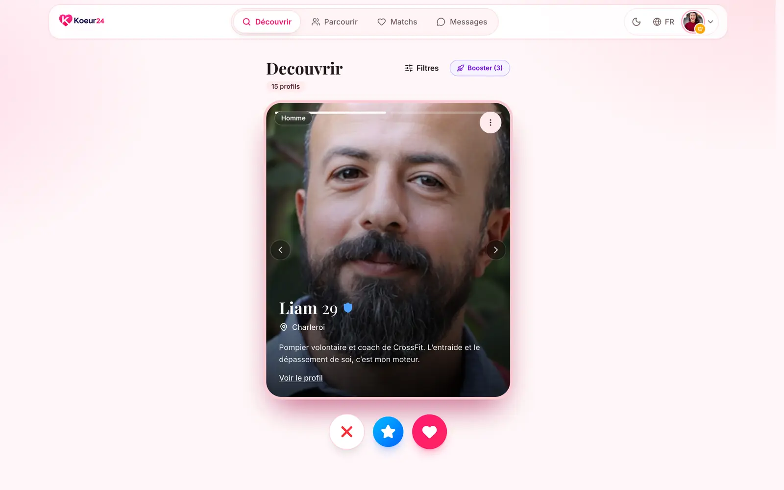 Page Découvrir de Koeur24 : carte d’un profil avec photo, prénom, âge, ville et boutons passer, Super Like et liker.