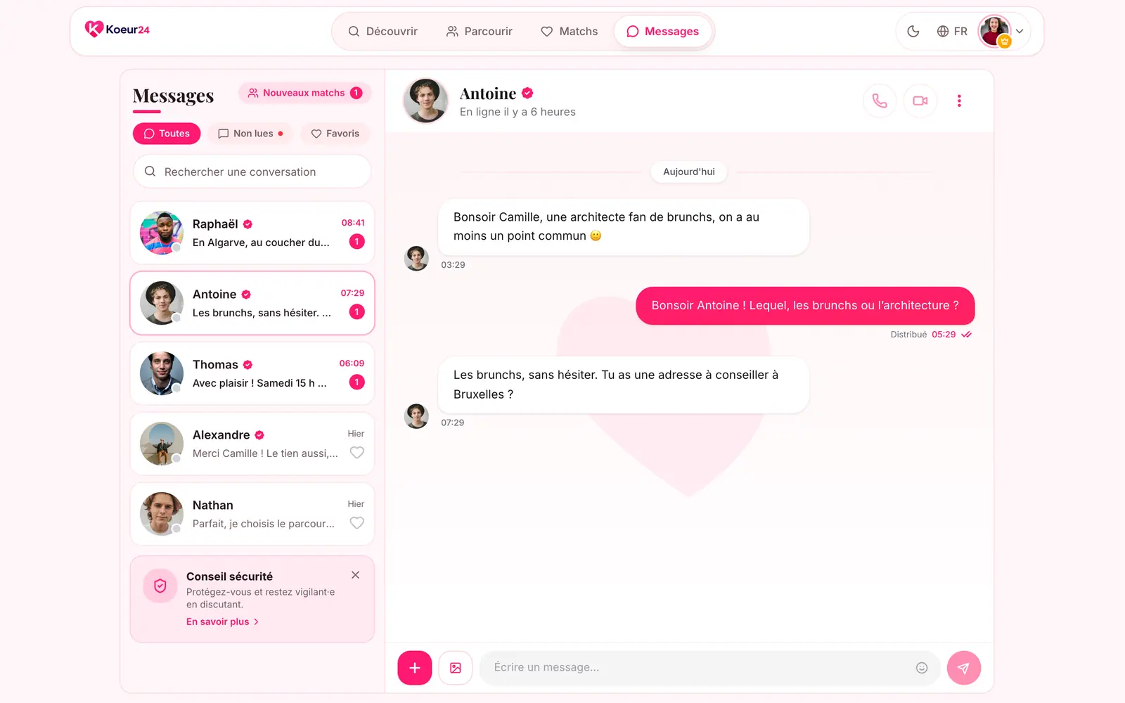 Page Messages de Koeur24 : liste des conversations à gauche, conversation ouverte et champ de saisie à droite.